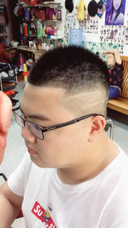 给小胖哥换了新发型,95担心他去学校会不会受批评