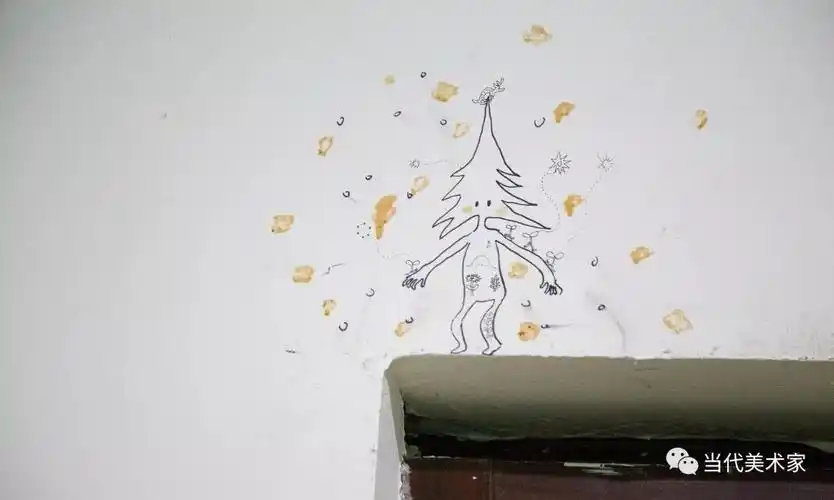 浅井裕介受到村民要求在厨房门上即兴创作武隆的环境很好,处都是雾气