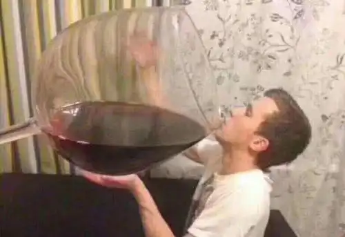 "为我的莽撞自罚一杯",看到这样的酒杯,我只想你再来一杯.