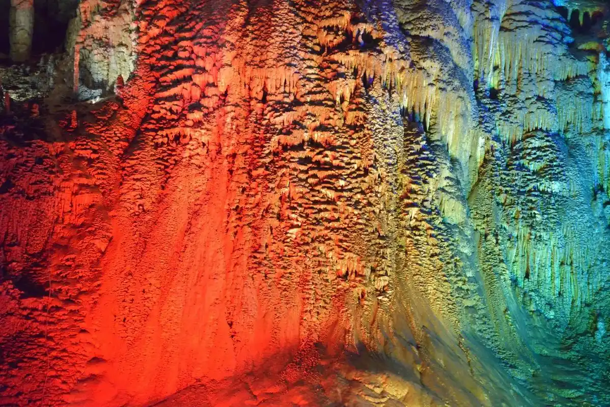 九天洞坐落在桑植县利福塔乡水东村,洞因天生九个天窗与外界相通而得