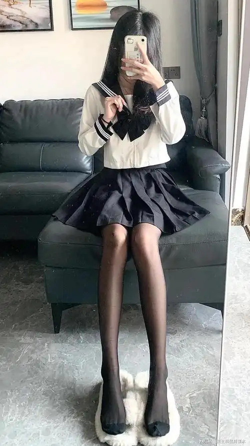 领居家妹妹黑色jk短裙搭配黑丝袜穿搭甜美可爱性感妩媚