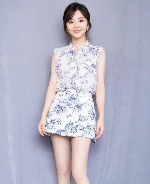 谭松韵新剧照被晒出,穿粉色旗袍抽雪茄,不扮美气质有点高级_表演_观众