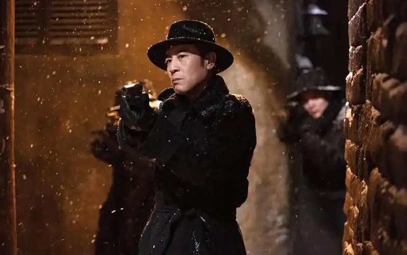 上一秒流泪下一秒发狠于和伟悬崖之上中的变脸式演技