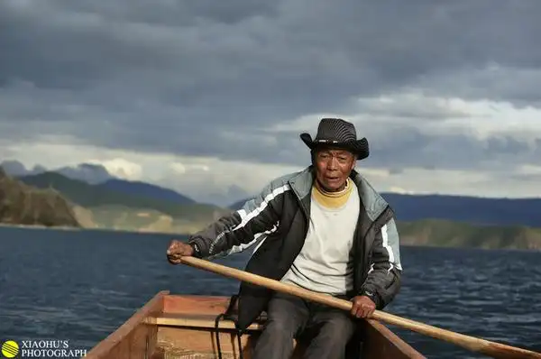 傍晚给我划船的摩梭族老人.