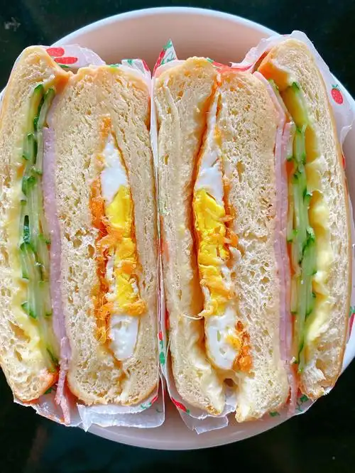 鸡蛋火腿肉松三明治