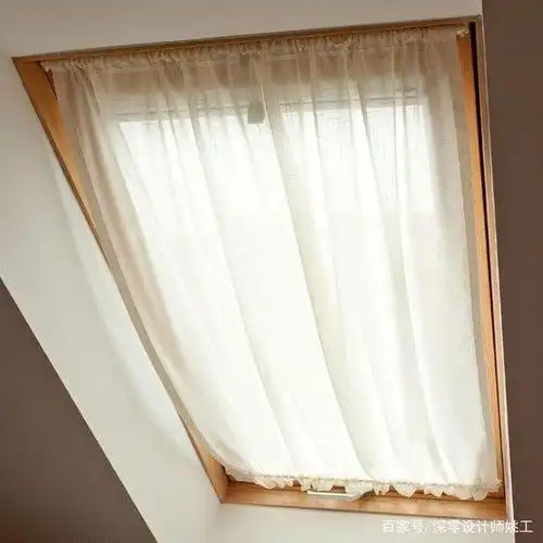 阁楼斜坡遮阳,最怕窗帘变隔帘,中间多加一根杆,满墙装更大气