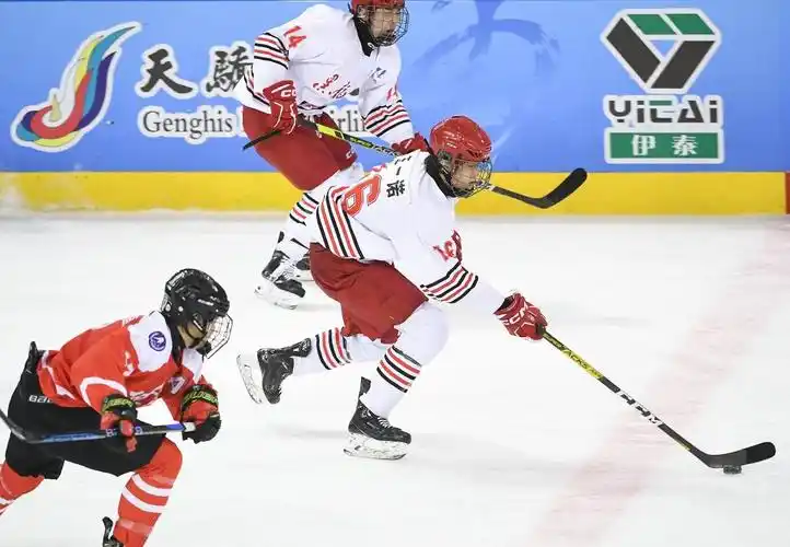 十四冬冰球青年男子组北京队提前晋级半决赛