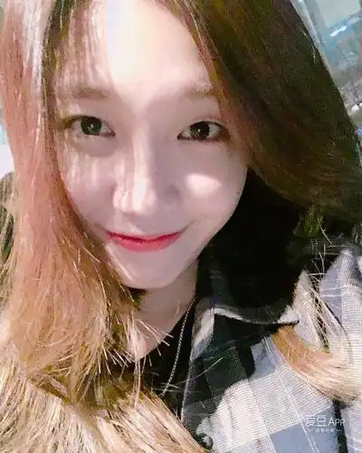 apink 新闻 14日一早,恩地在ins上更新两张超近伪素颜(?