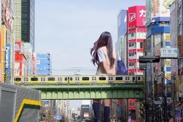 岛国人真会玩:东京女巨人走红