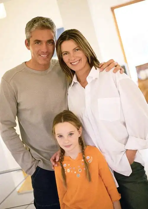 西方人,儿童,三个人,家庭,母亲,父亲,女儿,客厅,站,竖图,室内,白天