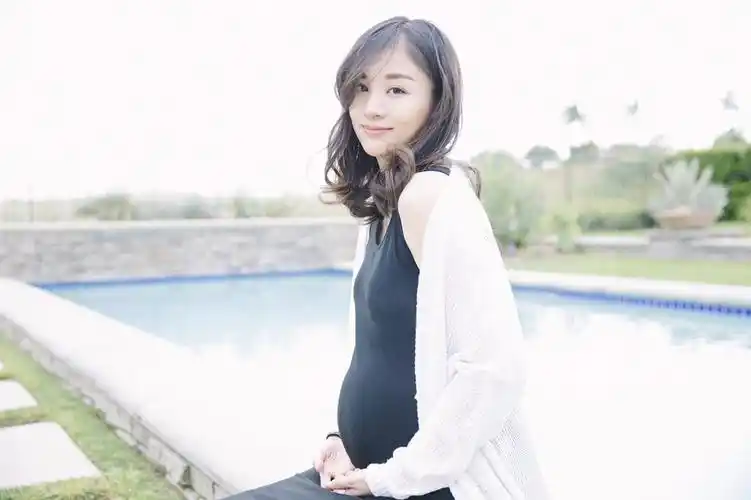 章龄之怀二胎孕照曝光!"一家四口"幸福同框