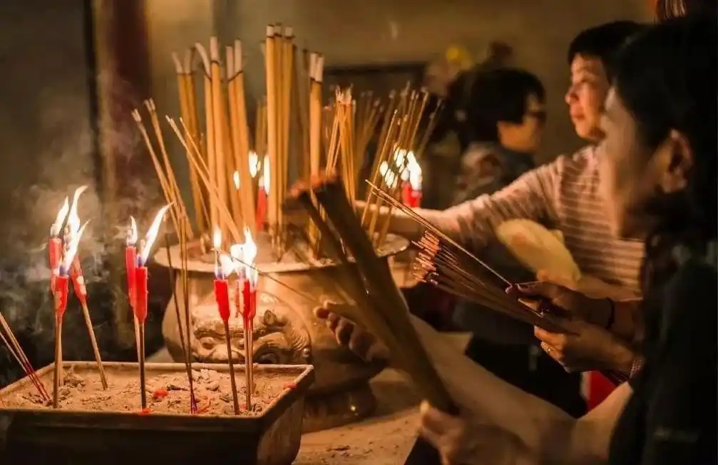 中国人大多数是无神论者,却为啥热衷于拜神呢?