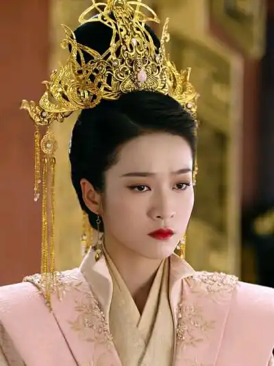 张雪迎白发皇后