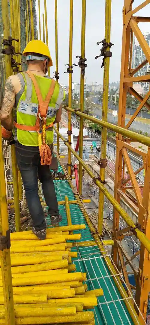 架子工师傅,做带班的.