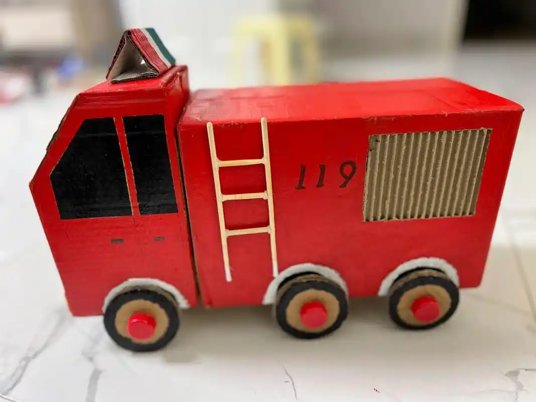 废纸箱利用,手工消防车 幼儿园作业,废旧材料制作一辆汽车,找了很久