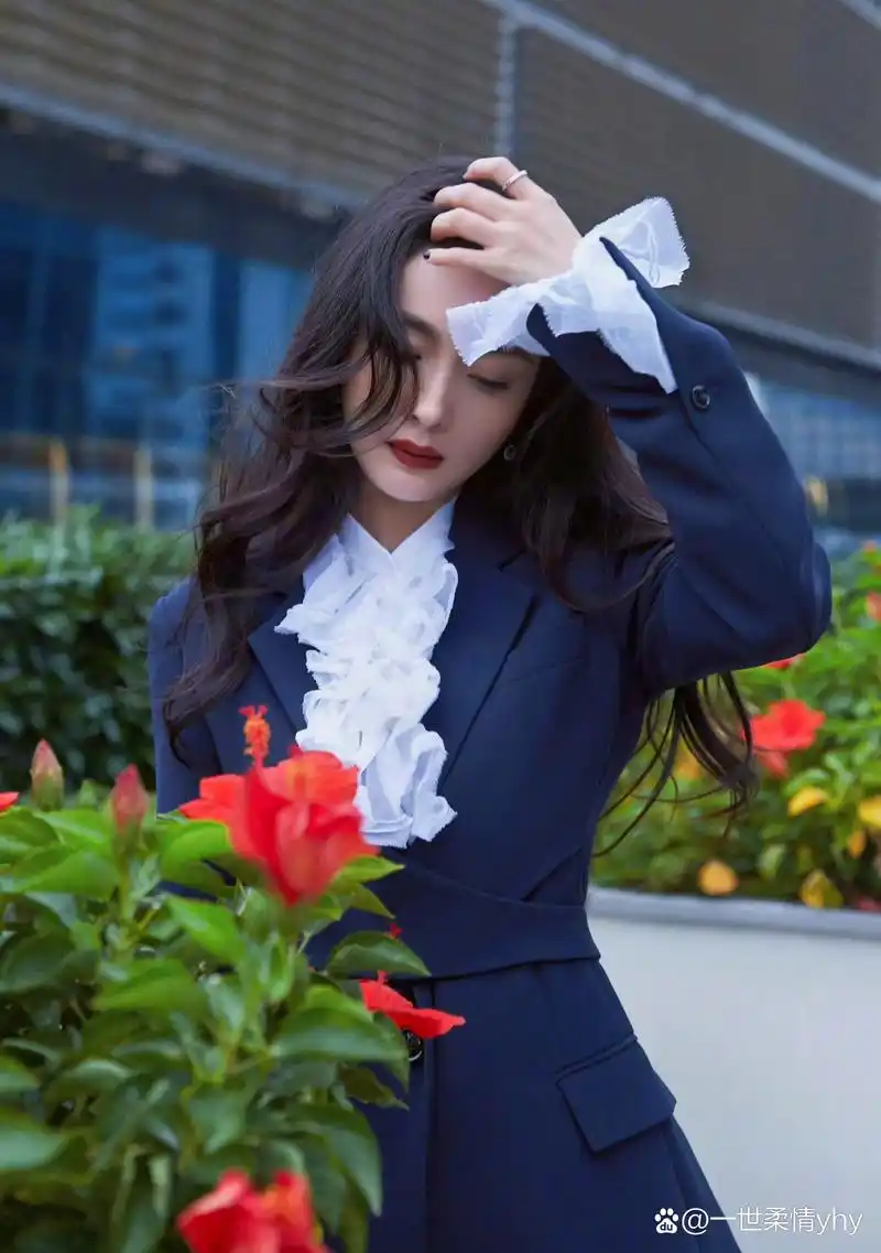 她的穿搭简约大方,时尚又不失优雅,蓝色和白色的搭配非常清新脱俗,给