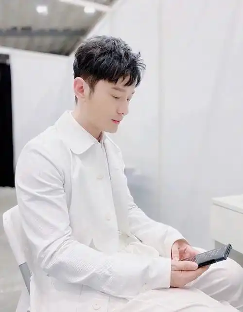 《乘风破浪的姐姐》黄晓明戴假发套,男明星也逃不过中年秃头