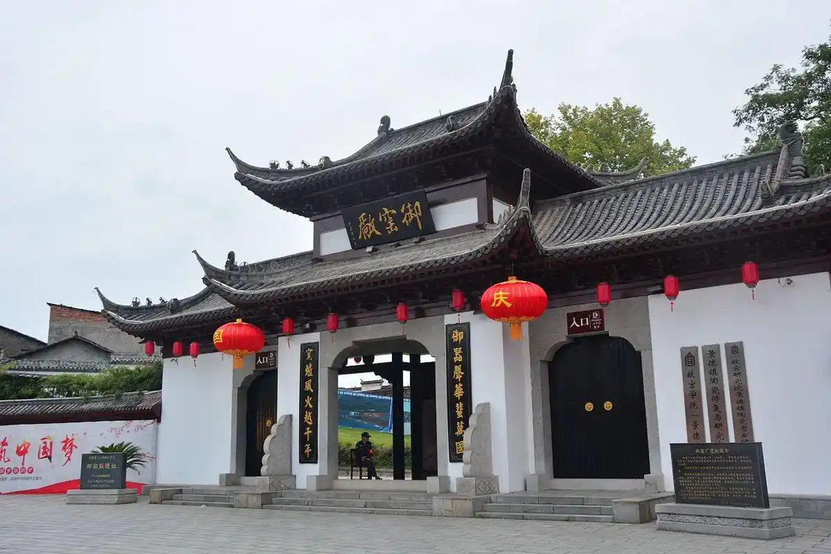 漫步在湖北宜昌的屈原故里,仿佛穿越时空,与古代诗人屈原相遇.