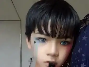 妆眼妆手法和花样是有很多的,其中比较典型的就是带有花纹的眼影样式