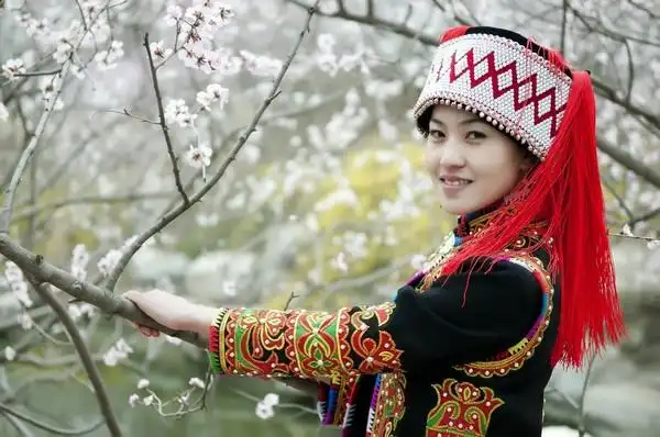 晨雾中的莲花--哈尼族姑娘咪哪