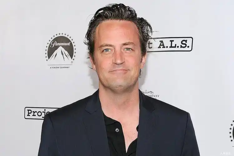 马修派瑞(matthewperry)订婚了!