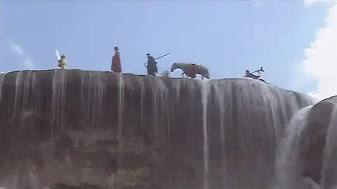 西游记:经典名场面,师徒四人过瀑布,多少人长大后去这个景点?