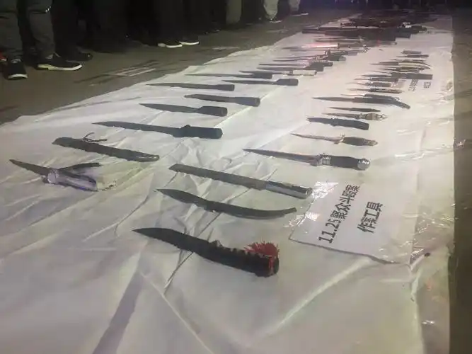 昨天(12月4日)办案民警将涉案6名涉案嫌疑人抓获并收缴砍刀,钢管一批.