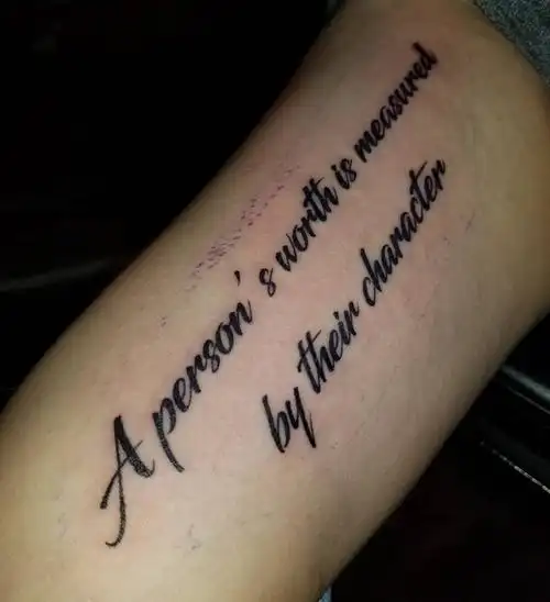 时先生大臂英文字纹身图案