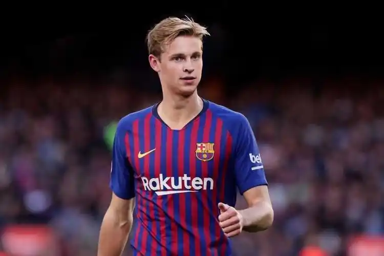 日前在接受采访时,弗朗基-德容透露,出于对荷兰传奇克鲁伊夫的尊重,他