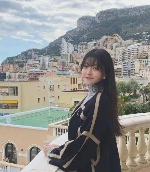 华谊千金王文也罕见秀恩爱,两人身高相仿,表示主动追求男友