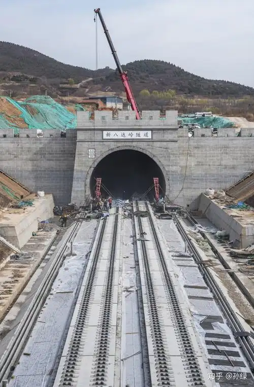 八达岭隧道较为短小,同时还必须依靠"之"字形折返的方式在青龙桥附近