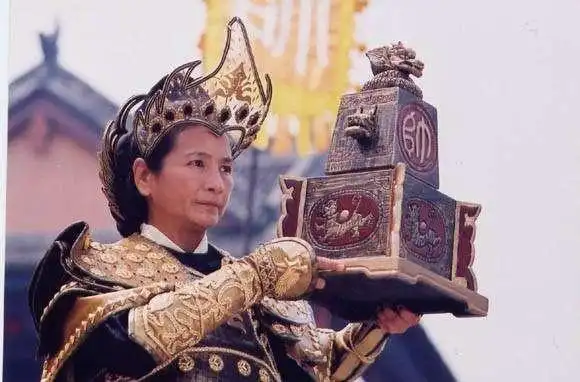 所以,杨门女将,应该是演义作者们在佘赛花形象基础上,结合了杨家将们