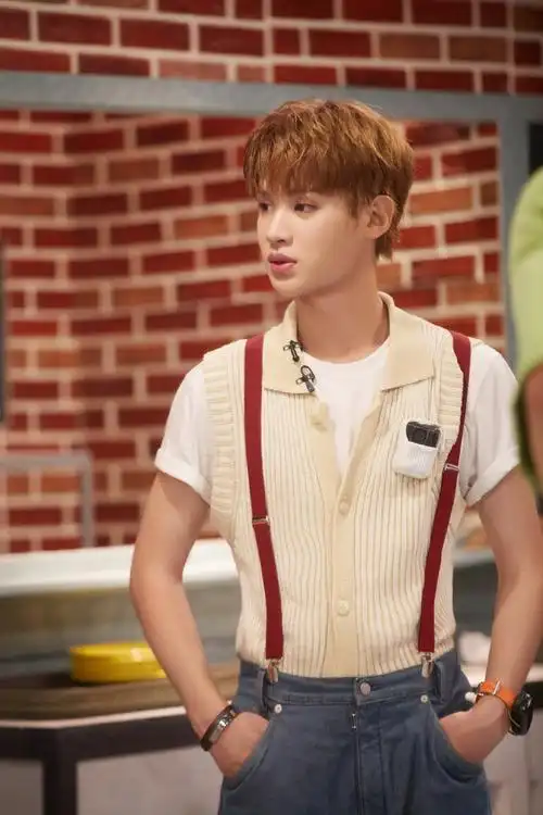 背带裤造型好帅啊!#黄明昊密逃4小镇怪谈下剧照