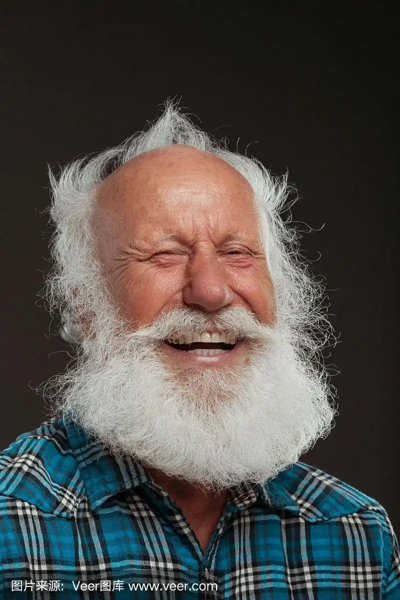 留着长胡子,面带微笑的老人