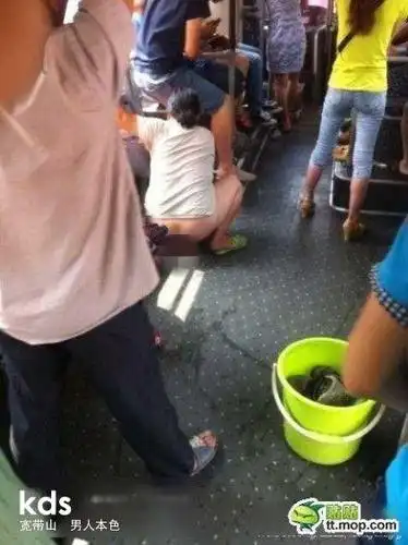 居然在车上就尿了