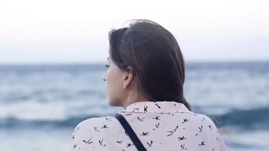 女生孤独看海图片1080x1920分辨率下载,女生孤独看海图片,壁纸图片