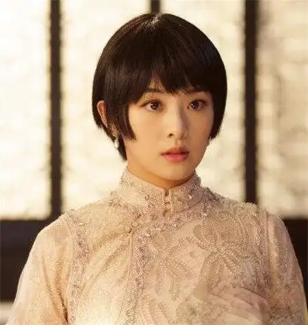 张含韵最新短发 民国风让人惊艳