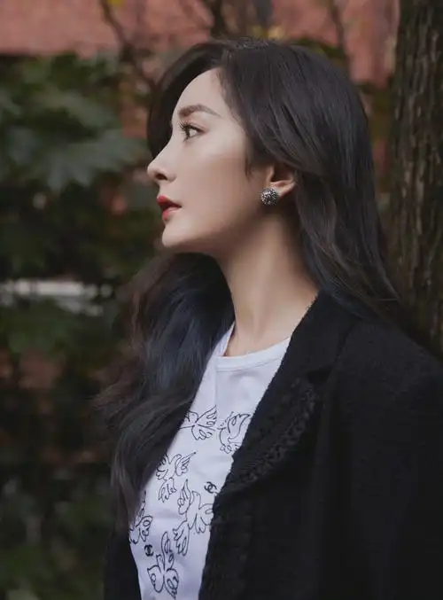 杨幂今日活动造型 身穿白色印花t……|杨幂_新浪新闻