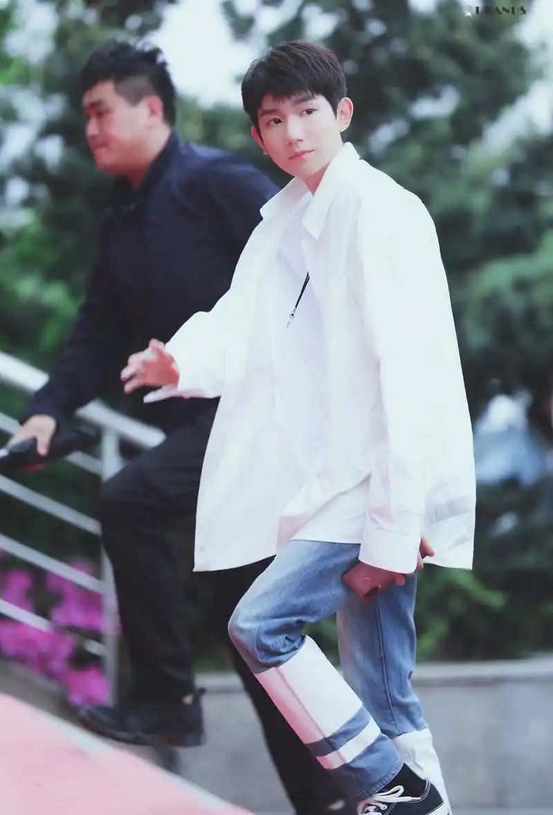 王源一身白衣清爽现身 久违露胳膊手臂图案被疑纹身