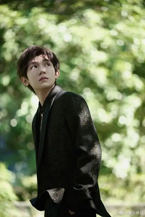 王子西装造型好帅气啊,期待王源的电影《盗火者》和《我看见两朵一样