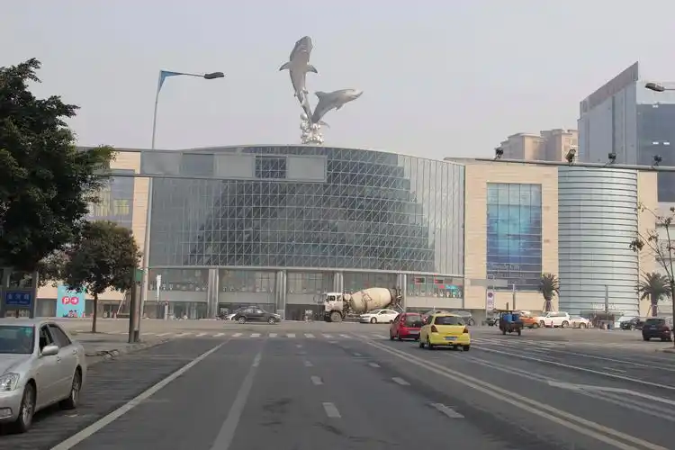 我公司成功为成都海滨城生产供应锥形渐变夹层玻璃.