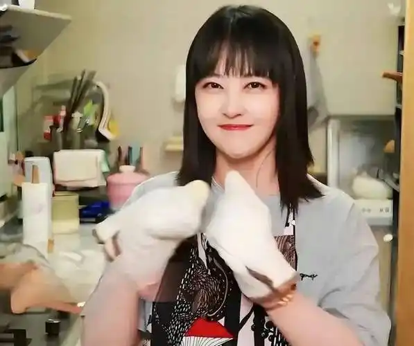 周海媚终于安心家人低价卖房弃养狗狗但演员李勤勤收养了爱犬