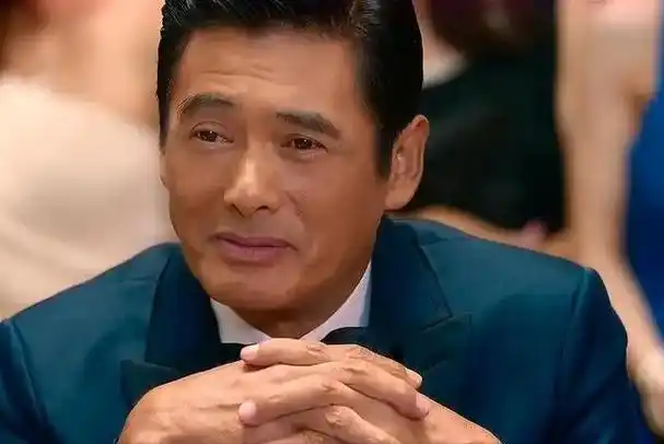 如果你是80年代的影迷,那么你一定对周润发饰演的"赌神"高进印象深刻.