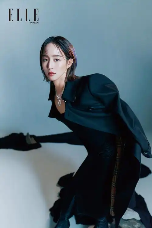 张钧甯最新时尚大片上线 灰色垫肩西装演绎鬼马时尚