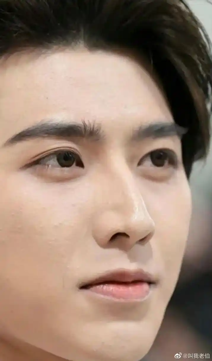 蔡徐坤怼脸生图,明星花大价钱保养脸都有痘痘闭口,普通人也不要纠结