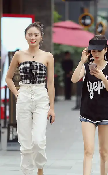 街拍:姑娘们抹胸上阵,露出了"蝴蝶骨",非常出众!