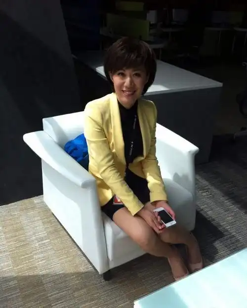 李曈曈优雅诠释国际新闻主播的转型历程