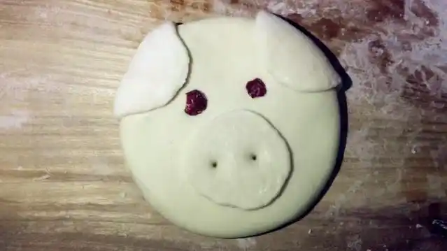 这是个可爱的猪脸,做的真是栩栩如生吧,用面做的小猪脸,真是可爱.