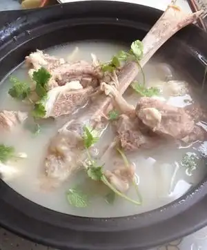 清炖羊肉汤的家常做法骨头跟肉分开2葱切葱段姜切片