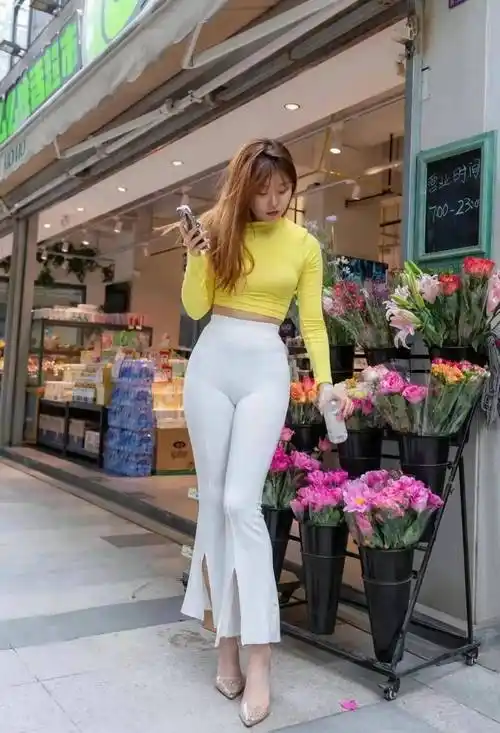 小姐姐身穿黄色上衣搭配白色丁字裤,尽显女性无尽的魅力_风格_身材